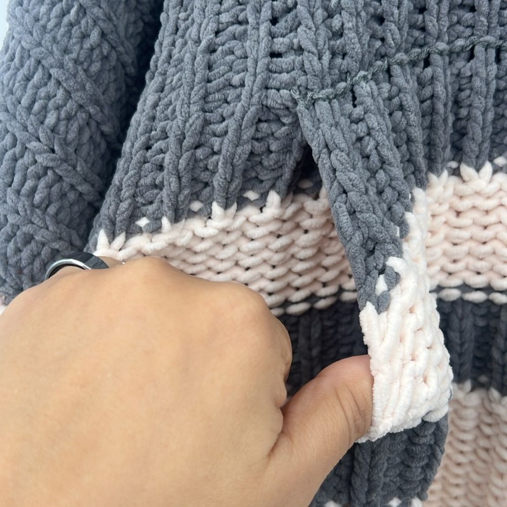 POL Women's V-Neck Sweater in Gray and Cream - Picture 3 of 9